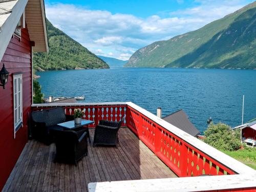 ArnefjordHoliday Home Johans Maria stova - FJS606 by Interhome的阳台享有大型湖泊的景致。