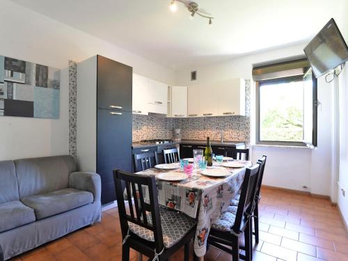 卡尔多纳佐Apartment Anna-2 by Interhome的厨房以及带桌椅的用餐室。
