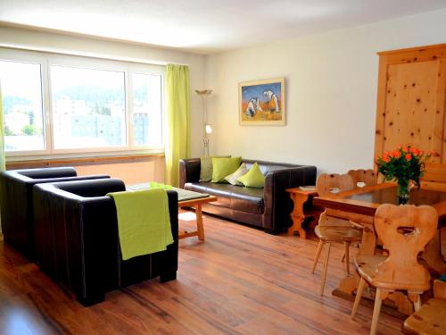 圣莫里茨欧瓦考茨纳12/14公寓的客厅配有沙发和桌子