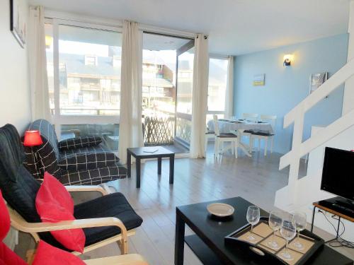 多维尔Apartment Les Marinas-7 by Interhome的客厅配有沙发和桌子