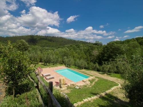 罗卡斯特拉达Holiday Home Casa la Selvolina by Interhome的花园中游泳池的空中景致