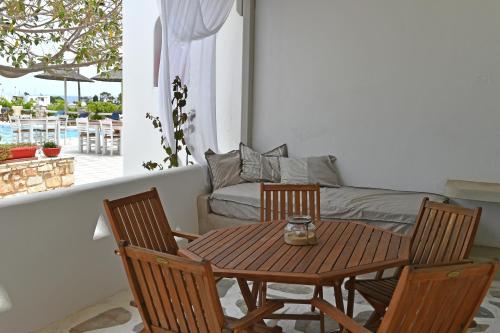 安倍拉斯安倍拉斯玛格丽塔一室公寓酒店的带沙发的客厅配有桌椅