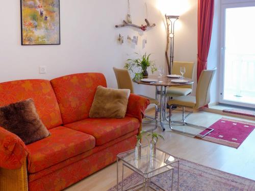 尚佩克斯Apartment Alpes et Lac 28 by Interhome的客厅配有红色的沙发和桌子