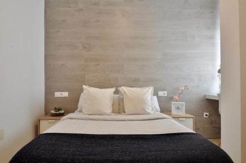 科尔多瓦大广场酒店的卧室配有带白色枕头的大床
