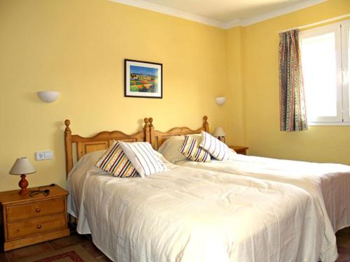 阿莱奥尔EL MIRADOR的一间卧室配有一张带白色床单的床和一扇窗户。