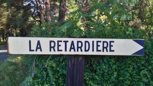 奥尔沃Le moulin de La Retardière的标牌上写着“ ⁇ ”的标志