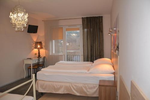 斯克拉斯卡波伦巴奥尔拉斯卡拉旅馆的酒店客房设有两张床和窗户。