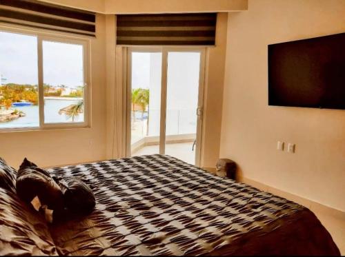 阿文图拉斯港Bliss at Puerto Aventuras的一间卧室设有一张床和一个大窗户
