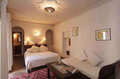 马拉喀什里亚德马思巴摩洛哥传统庭院住宅的酒店客房,设有两张床和一张沙发