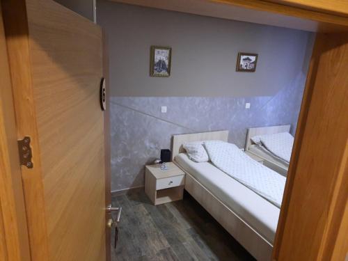 伊利扎Apartments "Our Place" Sarajevo的一间小卧室,配有一张床和一张桌子