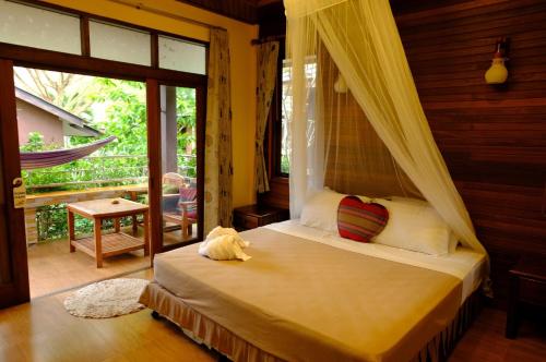 通奈潘海滩Pen's Bungalow Koh Phangan的一间卧室配有一张带天蓬的床