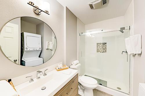 奥斯汀Beautiful South的浴室配有盥洗池、卫生间和镜子。