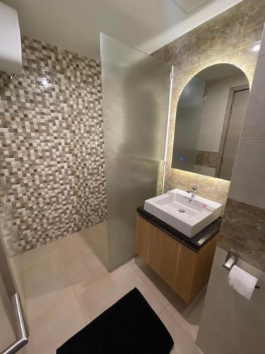 日惹The yudhistira apartment的一间带水槽和镜子的浴室