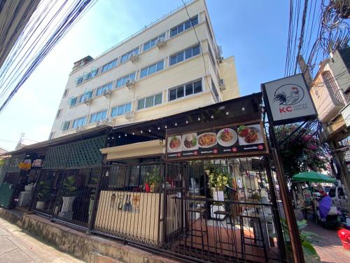 曼谷KC旅馆的街上的餐厅,有楼