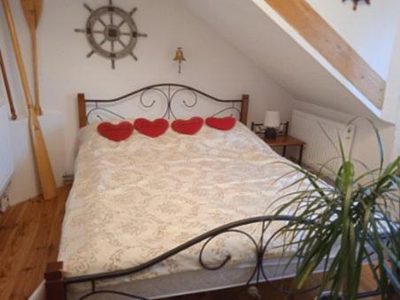 PrzerwankiDom na Mazurach的一间卧室,配有一张红色的床