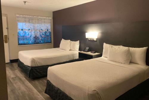 贝克斯菲尔德贝克斯菲尔德南拉金塔酒店的酒店客房设有两张床和窗户。