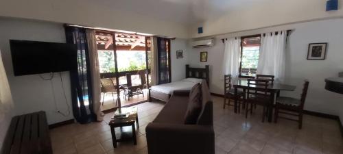 普拉亚弗拉明戈马萨伊公寓酒店的客厅配有沙发和桌子
