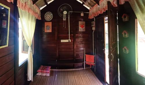 PendangEmbun Desa Homestay, Pendang, Kedah的火车厅的走廊,有木墙