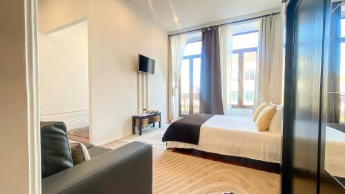 波尔图Gardenia Aparthôtel的一间酒店客房,配有一张床和一台电视