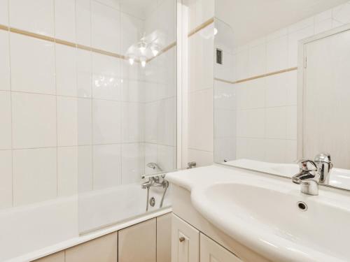 谷雪维尔Appartement Courchevel 1650, 2 pièces, 5 personnes - FR-1-514-65的白色的浴室设有水槽和镜子