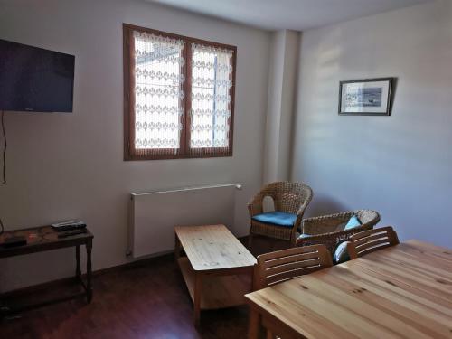 马西MASSY VILMORIN Appartement indépendant 3 pieces的客厅配有桌椅和窗户。