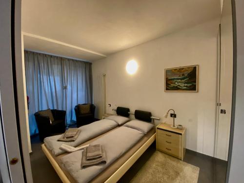 坎诺比奥appartamenti Holiday cento4的一间卧室配有一张大床,里面装有梳妆台