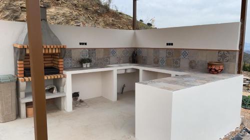 AlmogíaCasa Cuatro Vientos - Barranco Del Sol的厨房配有白色的柜台和桌子