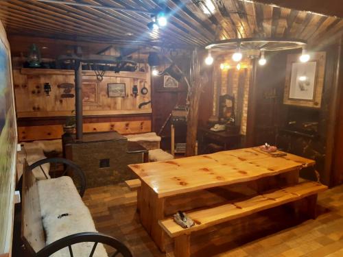 拉热斯Pousada Nativa Lages的客房设有木桌和炉灶。