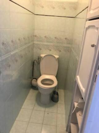 NandyCHAMBRE Cosy的一间小浴室,在摊位设有厕所