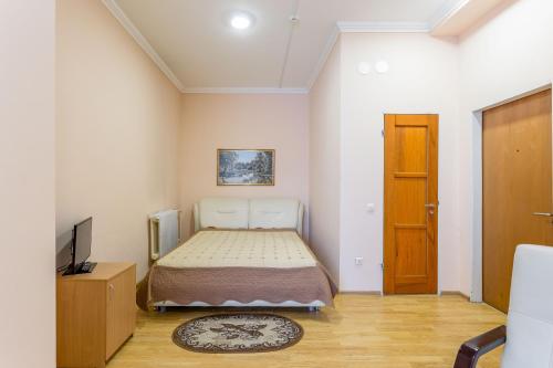 秋明Hotel Zvezda的一间小卧室,配有一张床和电视