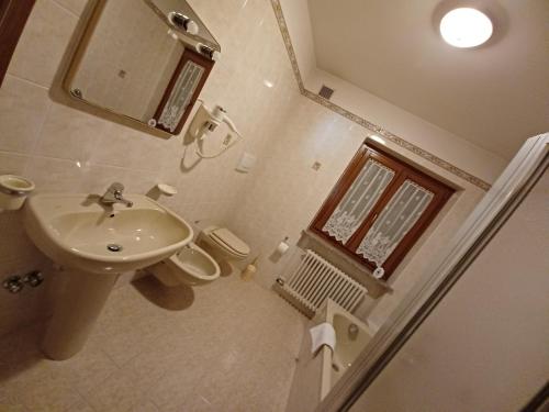 费德拉帕加内拉Appartamenti Paolo的一间带水槽和卫生间的浴室以及窗户。
