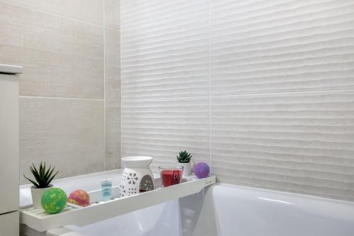 巴涅奥莱Luxueux Paris - Bagnolet - Les Lilas-Parking Gratuit的浴室配有白色浴缸和白色浴缸。