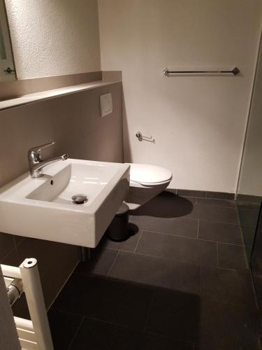 盖尔绍Studio am Dorfplatz的浴室配有白色水槽和卫生间。