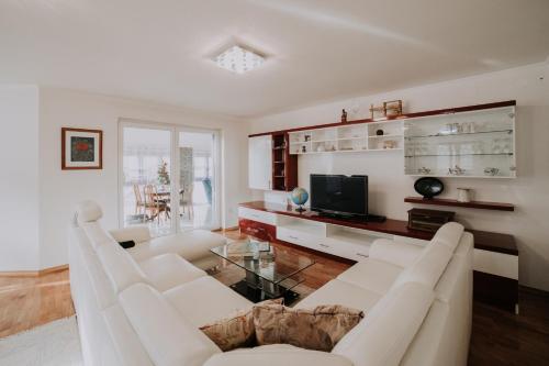 圣马丁娜穆里Holiday Home Charlize的客厅配有2张白色沙发和电视