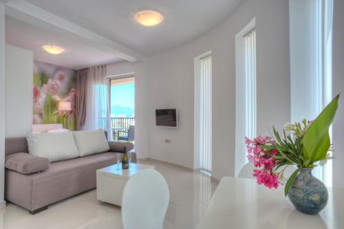 斯韦蒂·斯特凡Guest House Pržno Bay的客厅配有沙发和桌子