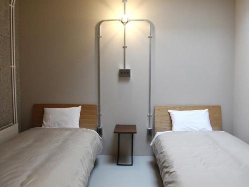 中标津町牛宿旅馆的两张睡床彼此相邻,位于一个房间里