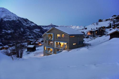 格雷兴Sera Lodge的雪中的房子,灯亮