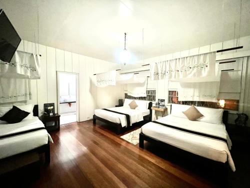 碧瑶比安卡住宿加早餐旅馆的客房铺有木地板,配有两张床。