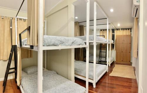 曼谷Dara Three Hostel ดาราตรี的宿舍间设有4张双层床。