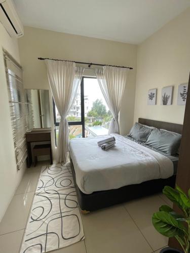 关丹Swiss Garden Resort Residence (Beach & Waterpark)的一间卧室设有一张床和一个大窗户