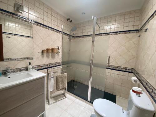 桑卢卡尔-德巴拉梅达Casa Ana的带淋浴、卫生间和盥洗盆的浴室