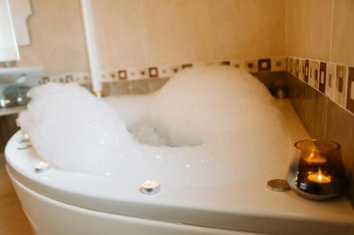 昆卡Hospedería Ballesteros的浴室里设有装满大量泡沫的浴缸