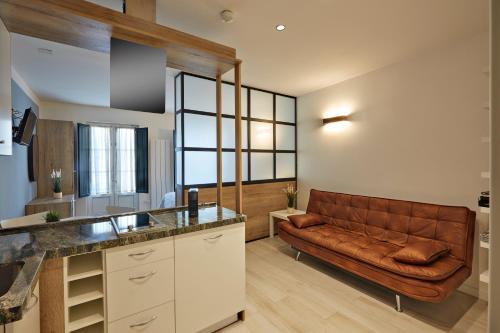 洛格罗尼奥Apartamentos Abastos的一间客厅,客厅内配有棕色的真皮沙发