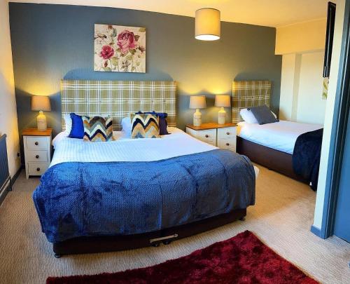 切普斯托教练和马匹宾馆的一间卧室配有两张床和两盏灯。