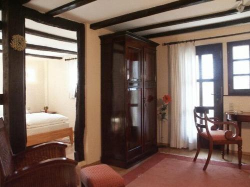 贝尔吉施格拉德巴赫弗朗霍夫酒店的客房设有带一张床和一张桌子的卧室