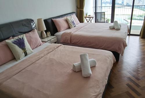 丹绒道光Landmark Lovely Coast View King Suite#500mbpsWifi#Netflix的两张位于房间的床,上面有两条白色毛巾