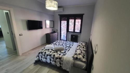 丽都迪奥斯蒂亚Alloggio Turistico Ostia的一间卧室配有一张床和一台电视