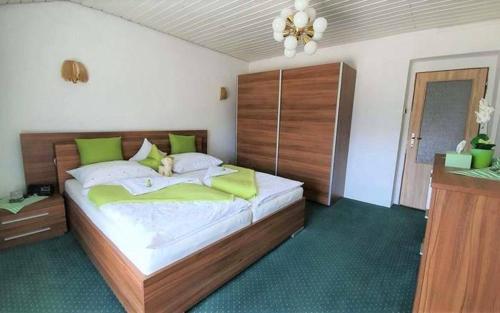 利普托斯基米库拉斯Retrohaus的一间卧室配有一张带绿色枕头的大床