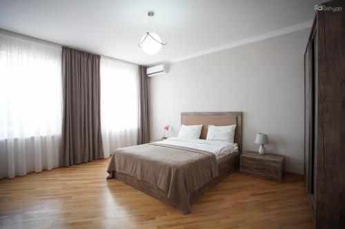西格纳吉Zurabashvili Guest House的卧室配有白色墙壁和木地板。