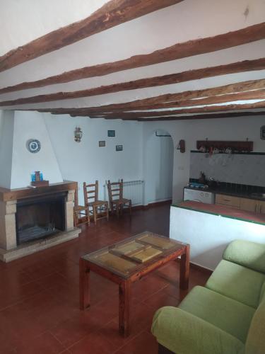 El CerezoCasa Rural El Cortijo Nuevo, en El Cerezo的带沙发和咖啡桌的客厅
